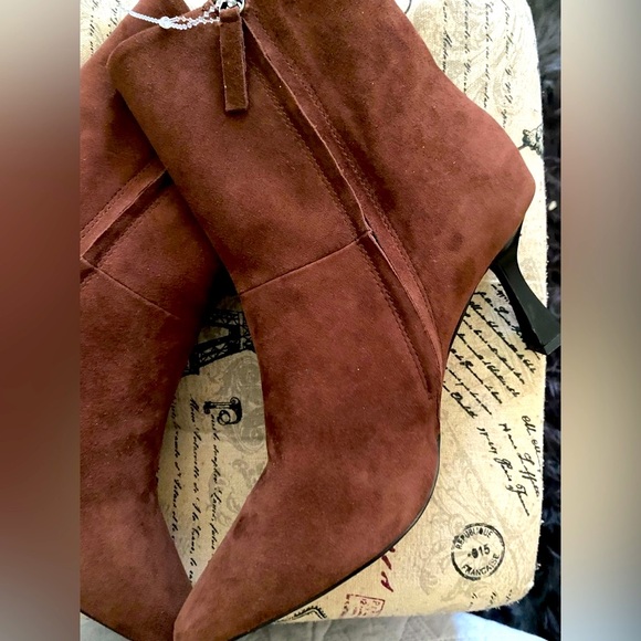 🐥🌷Genuine Suede Who What Wear “Iris” Bootie! - Picture 6 of 9